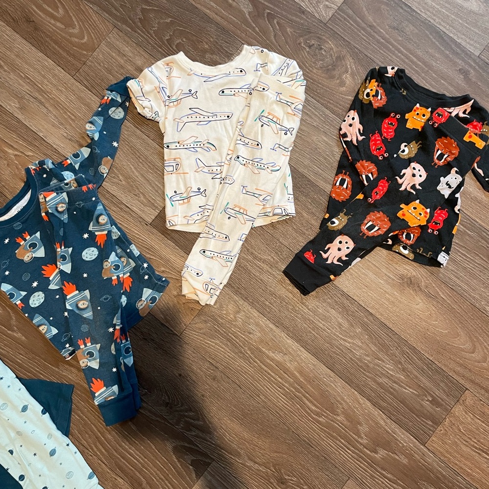 Old navy boys pajamas (5 pairs)